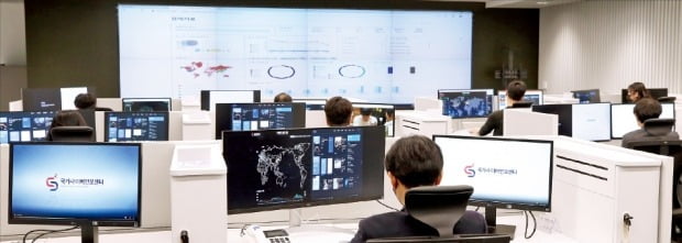 22일 경기 성남시 판교에 있는 국가사이버안보협력센터 민·관·군 합동대응실에서 직원들이 업무를 보고 있다.  /국가정보원 제공 