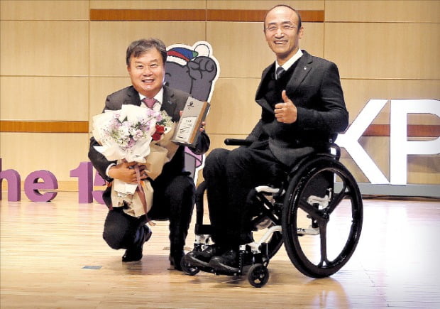 이동채 에코프로 회장(왼쪽)은 지난 22일 장애인 체육 발전에 기여한 공로로 대한장애인체육회로부터 감사패를 받았다. /에코프로 제공 
