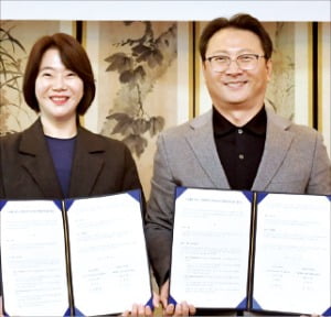 이윤숙 네이버 포레스트 CIC 대표(왼쪽)와 오종훈 SK에너지 P&M CIC 대표가 업무협약을 맺은 뒤 기념촬영하고 있다.  네이버 제공
 