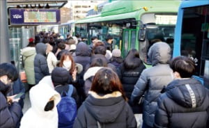 23일 오전 8시 서울 서대문구 홍제역 3번 출구 앞 버스정류장에서 많은 시민이 버스를 기다리고 있다.  임대철 한경디지털랩 기자 