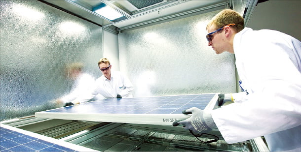 한화큐셀 독일 기술 혁신센터 태양광 모듈 품질 테스트. 