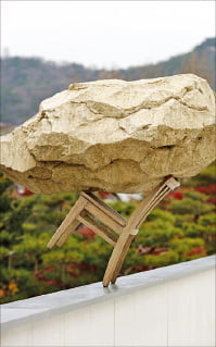 의자 위에 위태로운 바윗돌…항의 빗발친 '스티로폼 조각'