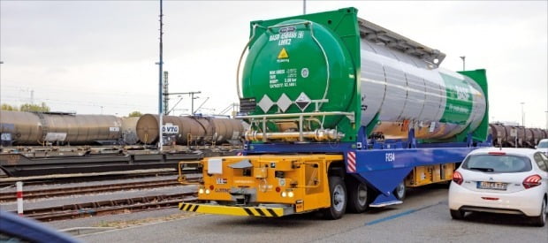 독일 화학업체 바스프의 핵심 생산단지 페어분트에서 자동 무인운반차(AGV)가 액체화물 컨테이너를 운반하고 있다. /바스프 제공 