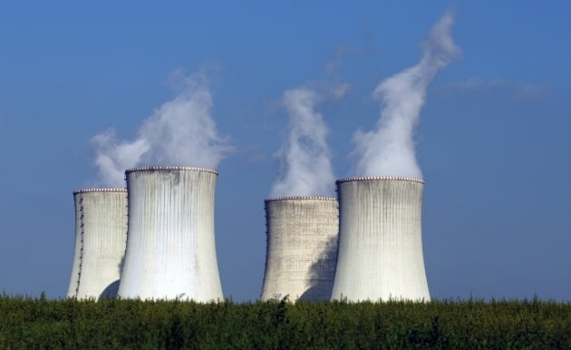 2011년 9월 27일(현지 시간) 체코 두코바니의 원자력 발전소 4개 냉각탑에서 수증기가 솟아오르는 모습. 사진=AP·연합뉴스