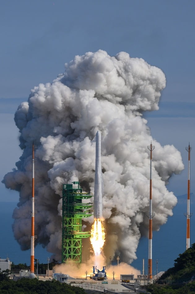 순수 한국 기술로 설계 및 제작된 한국형 발사체 누리호(KSLV-Ⅱ)가 2022년 6월 21일 전남 고흥군 나로우주센터 발사대에서 화염을 내뿜으며 우주로 날아오르고 있다. 사진=한국경제신문