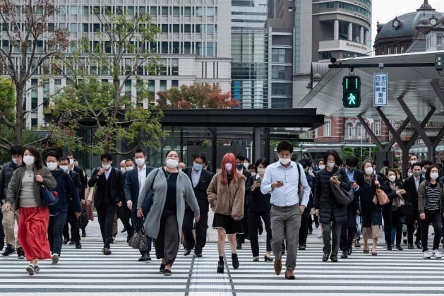 일본 도쿄역 주변에 시민들이 횡단보도를 건너고 있다. (사진=연합뉴스) 