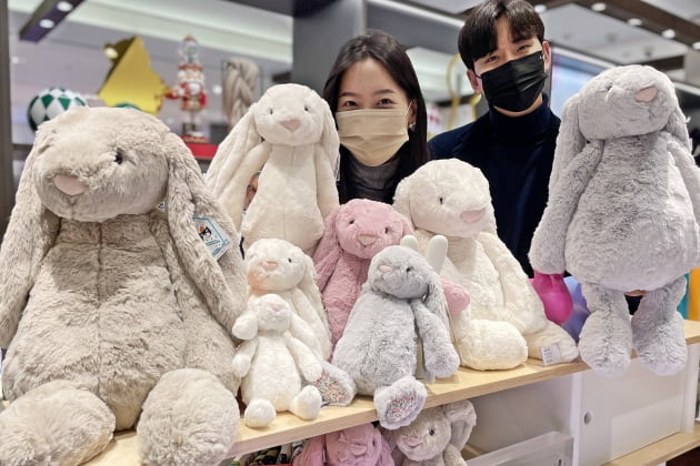 갤러리아, "새해 선물 ‘젤리캣 버니 인형’ 사주세요"