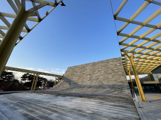 건축가 쿠마 켄고가 설계한 경주세계문화엑스포 기념관