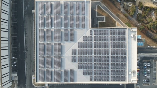 SK네트웍스 이천물류센터 B동 옥상에 설치된 1MW 규모의 태양광 발전 설비. 사진=SK네트웍스서비스 제공