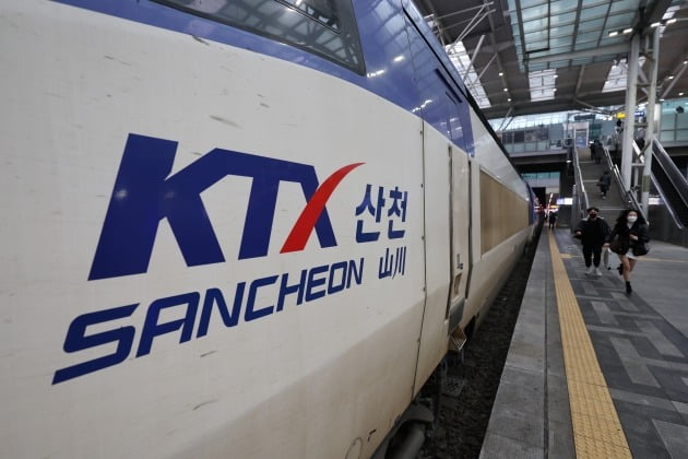 서울역에 KTX-산천 열차가 플랫폼으로 들어오고 있다. 사진=연합뉴스