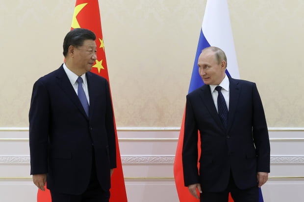 시진핑 중국 국가주석(왼쪽)과 블라디미르 푸틴 러시아 대통령이 2022년 9월 15일(현지시간) 우즈베키스탄 사마르칸트에서 개막한 상하이협력기구(SCO) 정상회의에 참석해 양자 회담을 열고 ‘반미 동맹’을 확인했다. 푸틴 대통령은 모두발언에서 “우리는 ‘하나의 중국’ 원칙을 고수한다”며 “대만 문제와 관련한 미국과 그 위성 국가들의 도발을 규탄다”고 
말했다. 시 주석은 “중국은 러시아와 함께 강대국으로서의 역할을 감당하기 위해 노력할 것”이라고 답했다. 사진=연합뉴스