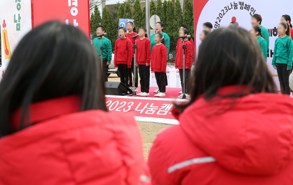 혹한 속 성금 모금 행사에 학생합창단 외투 벗고 공연 '덜덜'