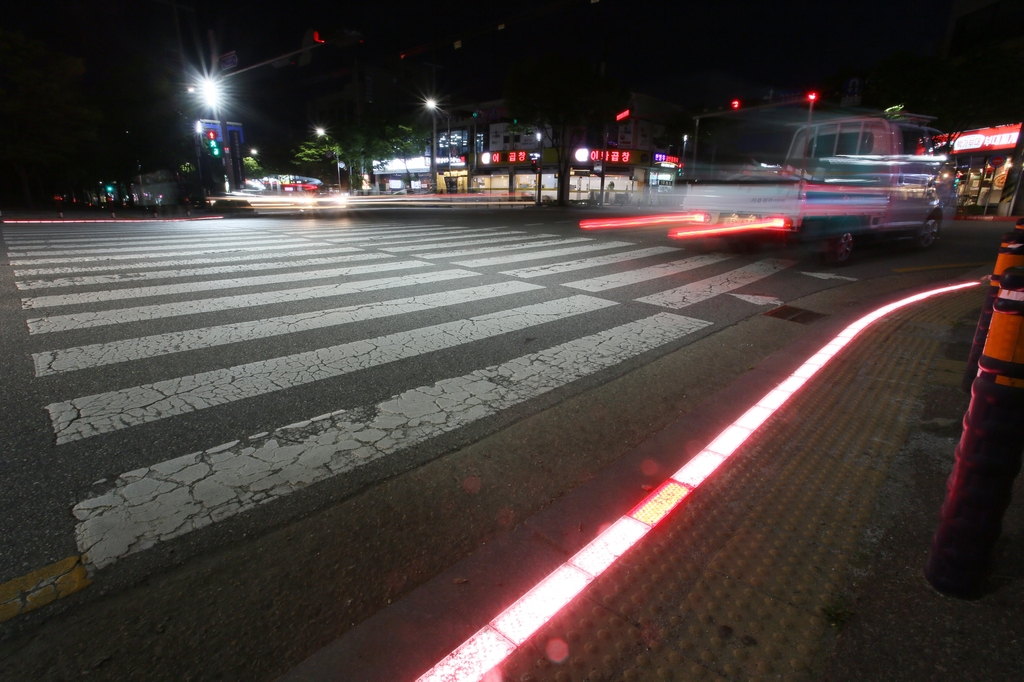 당진 횡단보도 안전 감지 LED, 교통사고 감소 효과 '톡톡'