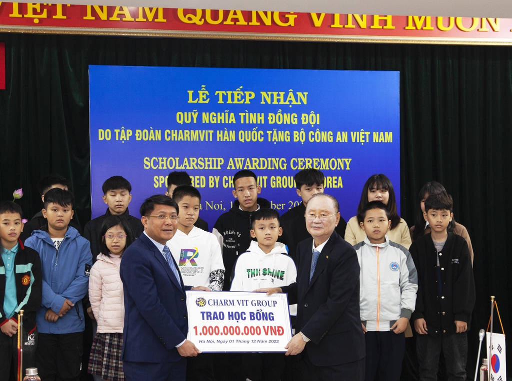 이대봉 참빛 회장, 베트남전 유가족·소외계층에 장학금 전달