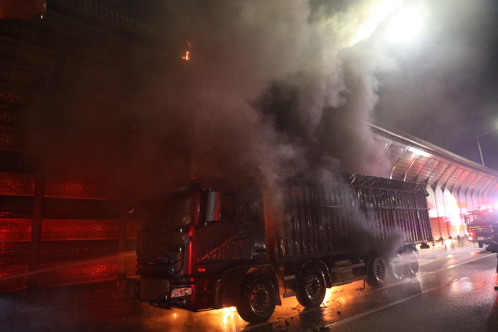 부천 중동IC 인근 달리던 트럭서 불…6천700만원 피해