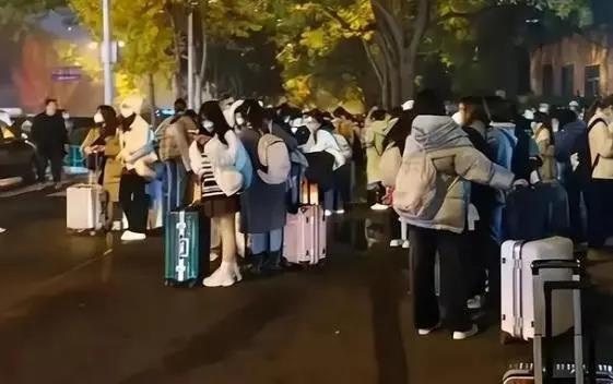 "한밤중에 학교 떠나라"…'백지시위' 확산 中 대학들 조기방학