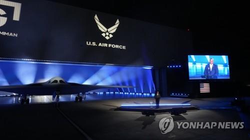미국 차세대 폭격기 B-21 공개…중국·북한 겨냥 핵억제력 강화