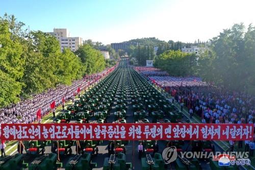 북한, 올해 농촌진흥 성과로 '트랙터 보급' 꼽아