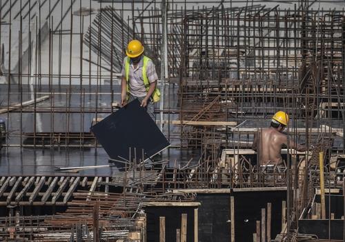 중국 "분배 확대로 노동자 임금 점진적 인상…정년도 연장"