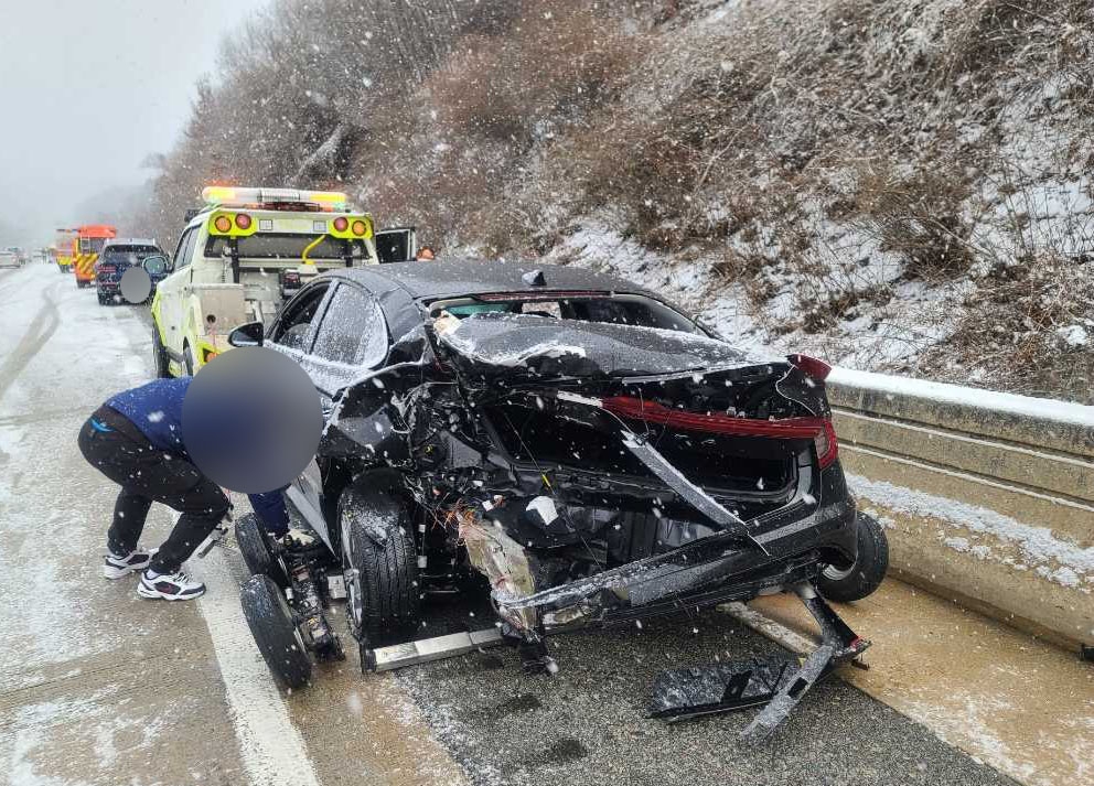 '펑펑' 눈 내린 강원…제설차 전도·고속도로 추돌사고 잇따라