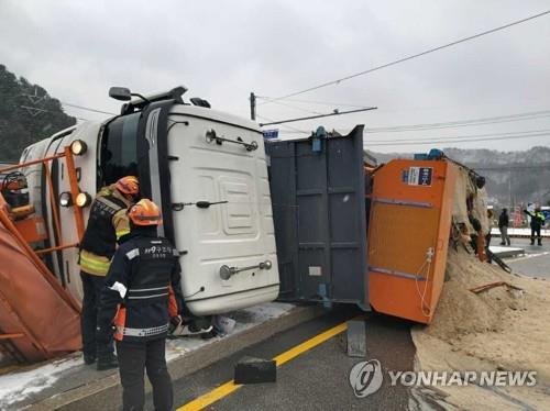 중부지방 이틀째 한파·폭설…교통사고 속출·하늘길도 차질