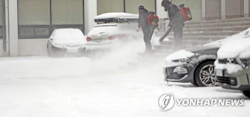 중부지방 이틀째 한파·폭설…교통사고 속출·하늘길도 차질