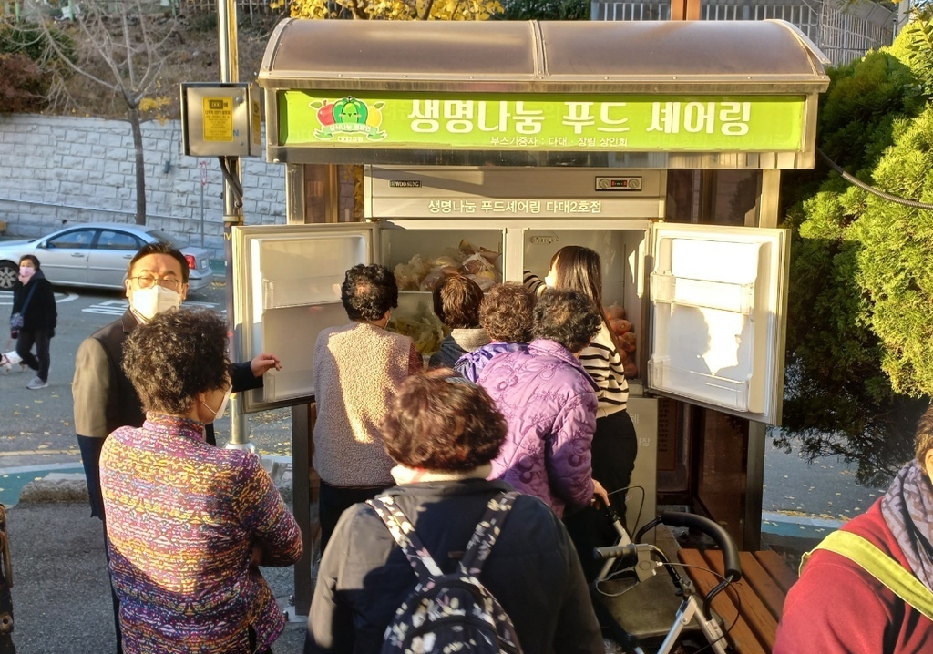 [#나눔동행] "사랑도 식자재도 채워요" 나눔 냉장고 운영 지상협 씨