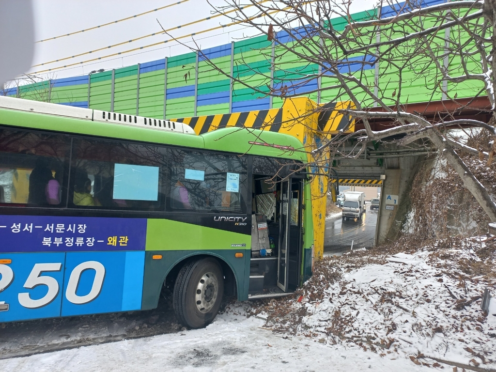 시내버스 눈길에 철도 교각과 충돌…10명 부상