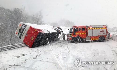 최강 한파에 기록적 폭설…퇴근길도 차량 엉금엉금(종합2보)