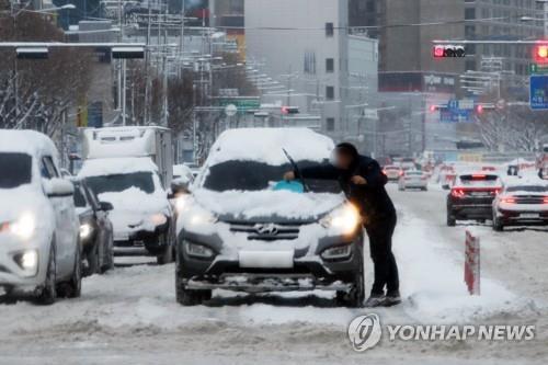 최강 한파에 기록적 폭설…퇴근길도 차량 엉금엉금(종합2보)