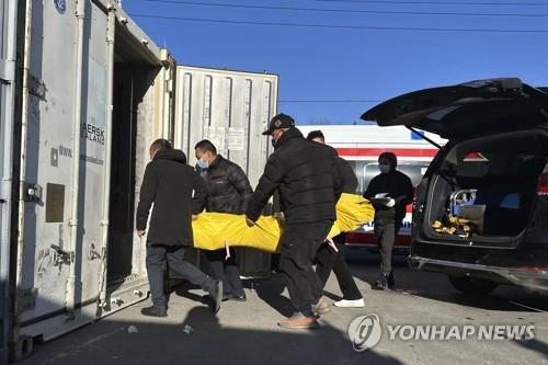 '코로나 사망자' 급증에 중국 장례 서비스 중단…"화장만 하라"