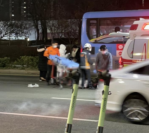 고교생 3명 탄 킥보드 버스 충돌…무면허 음주·헬멧 미착용(종합)