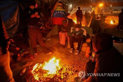 성탄이브에 美부통령 집앞에 또 내려진 이민자들…"국경 막아라"