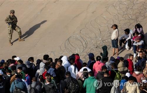 美 '불법입국자 즉각추방' 일시 존속…대법 "최종판단까지 유지"