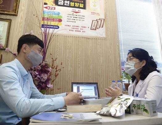 [한반도의 오늘] 北, '금연 캠페인' 강화…김정은 여전히 애연가