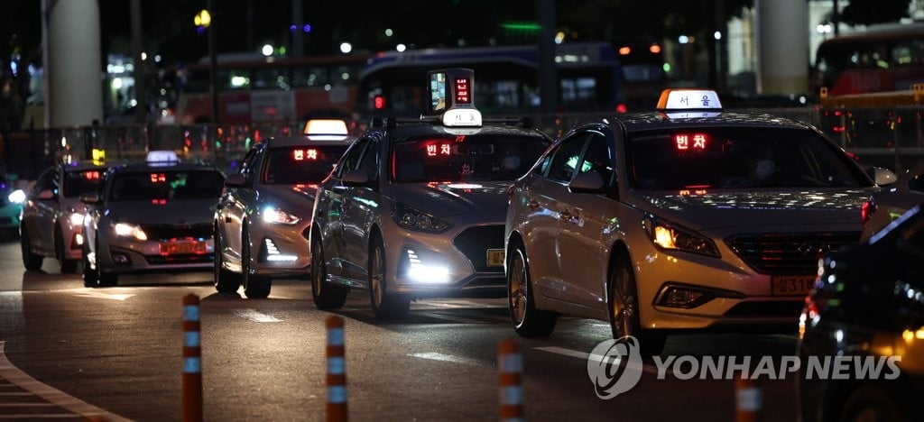 '심야할증 40%' 늘어선 택시…첫날 야간운행 19% 증가