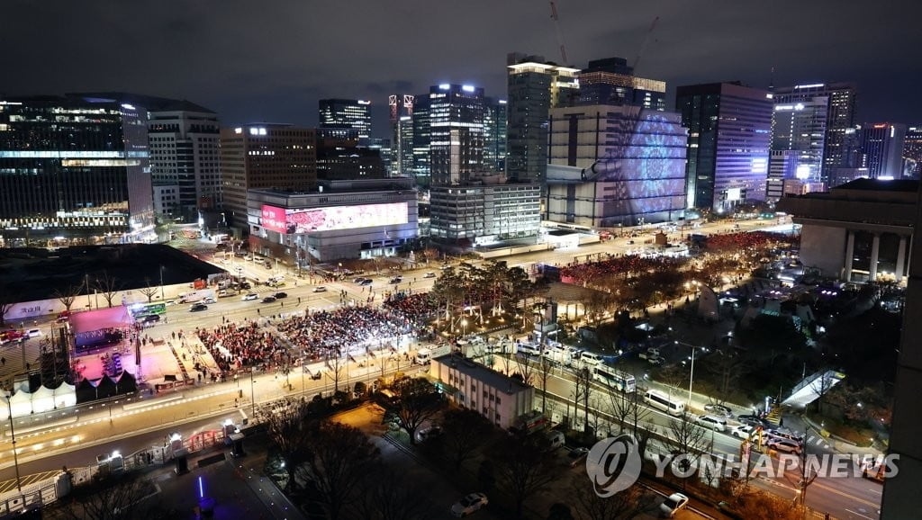 추워도 "대~한민국"…16강전 광화문서 거리응원