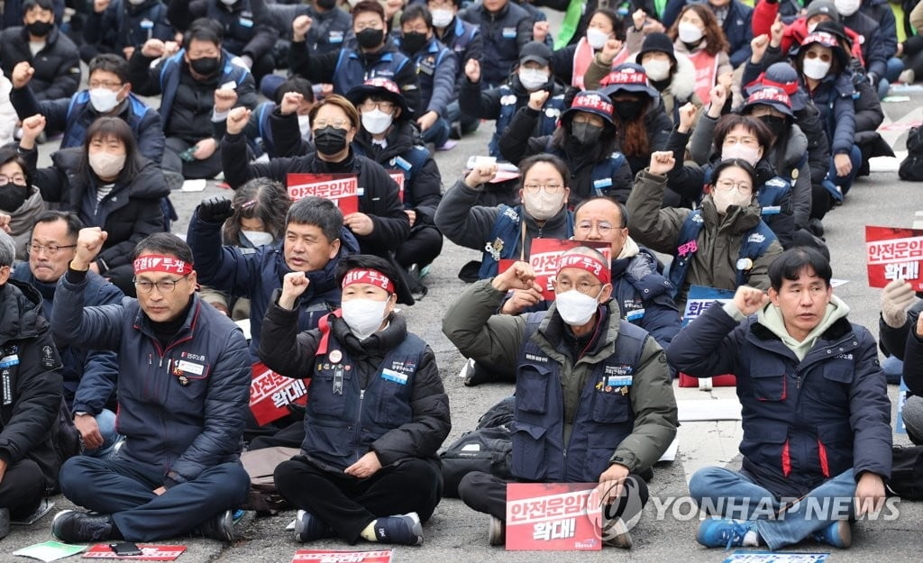 공공운수노조 "안전운임제 사수"…서울 도심 곳곳서 집회