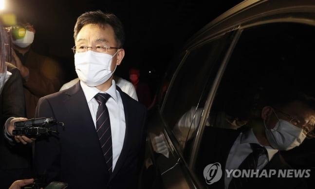 '극단 선택' 김만배 퇴원..."옮길 병원 없어 집으로"