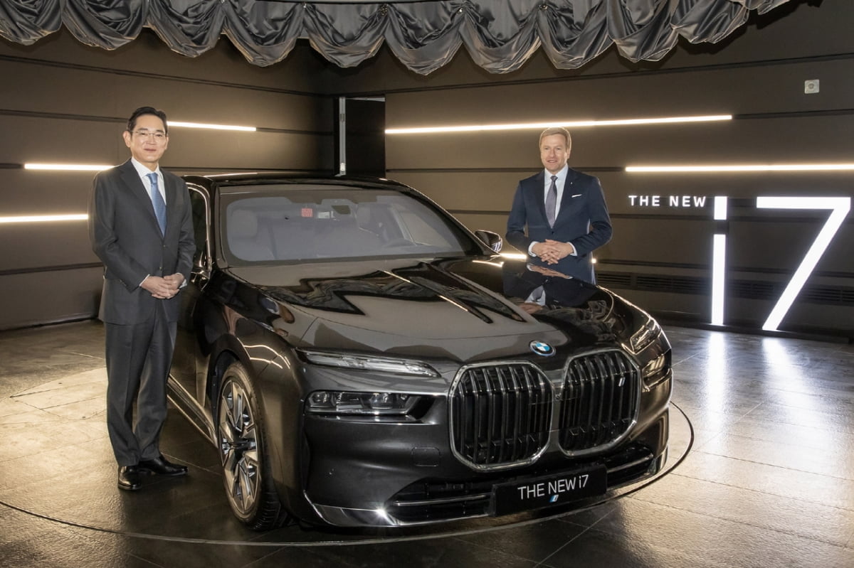 이재용 삼성전자 회장이 17일 인천 영종도에 위치한 BMW 드라이빙 센터에서 올리버 집세(Oliver Zipse) BMW CEO 등 경영진과 만나 전기차 협력을 논의했다