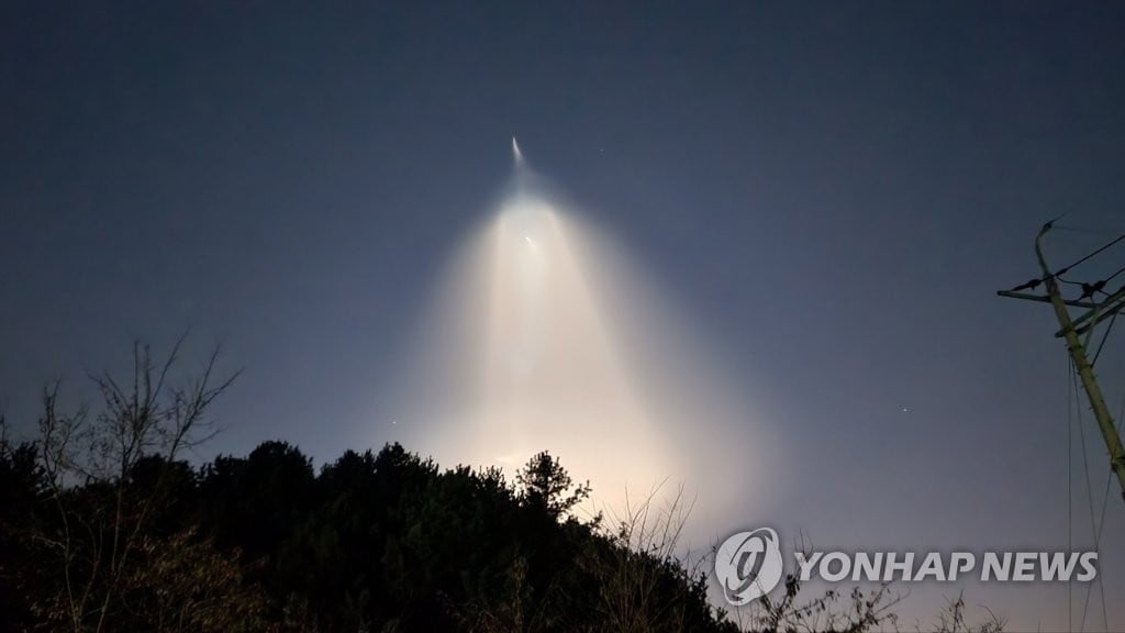 UFO? 미사일?…퇴근길 '번쩍' 미확인 비행물체 정체