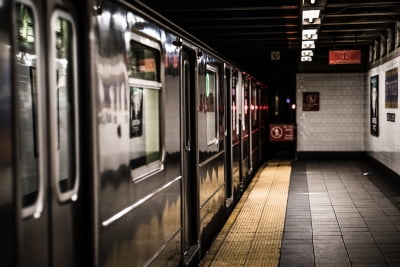 "퇴근 중인데..." 한강철교서 멈춘 지하철, 500명 갇혔다