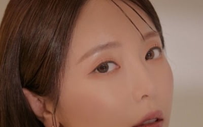 [종합]홍진영 "난 트로트 가수"…'글로벌 겨냥', 영어곡 '걸 인더 미러'로 컴백