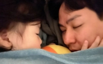 '이다은♥' 윤남기, "우리 사이 뽀로로" 딸 재우다가 잠들어버린 육아대디