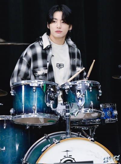 방탄소년단 정국, 생방송 내 팽개친 '구기 드럼' 불타는 드럼 열정…'폭소 만발