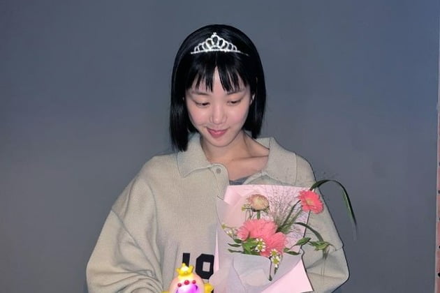 아이돌 준비 중인 이유비, 티아라 쓰고 신났네…선물 받은 반지가 몇개야?