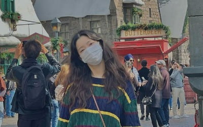 '에릭♥' 나혜미, 美 태교 여행 중인 예비맘…슬리데린 옷 입었지만 '그리핀도르' 재질