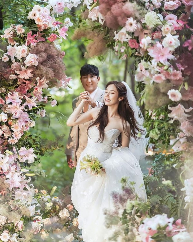 '오늘 결혼' 티아라 지연♥황재균, 웨딩 화보 공개…그림 같은 힙한 매력