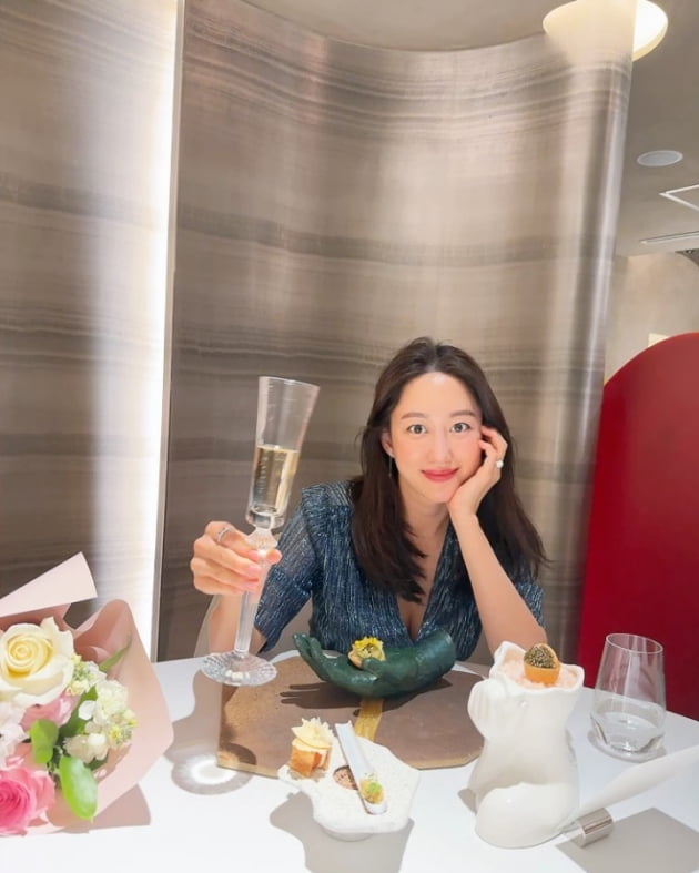 '치과의사♥' 전혜빈, 결혼기념일 3주년 자축…청담동 파인다이닝서 즐긴 만찬