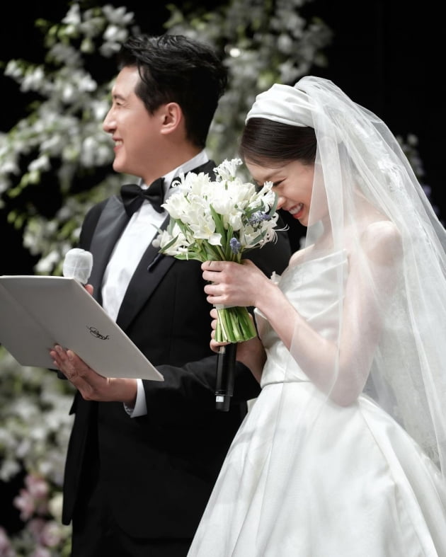'황재균♥' 지연, 결혼식에 눈물 훔친 새신부 "이 마음 이 기분 이 행복, 간직할 것"